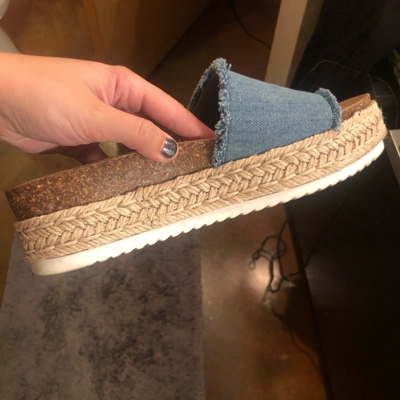 *** SOLD *** Steve Madden Kolten Denim Sandals - Picture 3 of 6